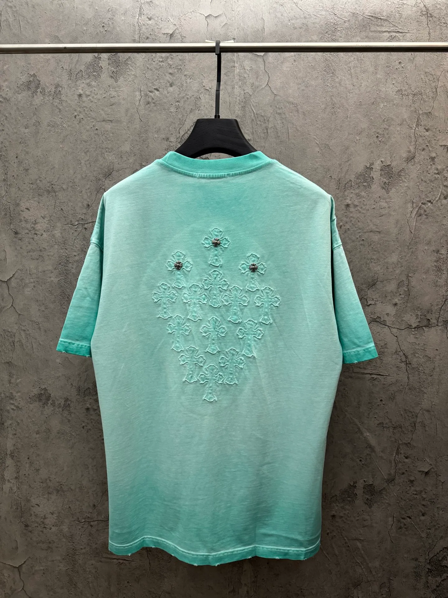 P200 top version, real shot without P, ​​different from market currency) 𝗖𝗵𝗿𝗼𝗺𝗲 𝗛𝗲𝗮𝗿𝘁𝘀/Croxin 2026 spring new original single counter American laser burnt patch embroidered couple short sleeves 👑The highest version! Customized fabric 330g, washed and fried. Best-selling model at the counter. Very comfortable to wear. Accessories: Original molded and authenticated collar label➕100% silk wash label. Genuine purchase-grade original hangtag➕matching hanging rope➕3D hanging beads➕original packaging bag. Craftsmanship: The original version has consistent wiring! The highest version of the armhole matching technique! Color: Khaki Black Rose Red Light Blue Purple Size: S M L XL Style Number: 26-2002